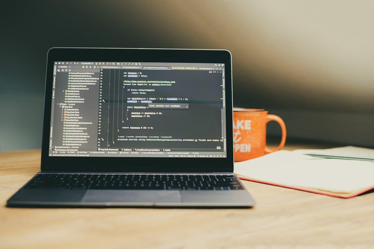 Scrivania con editor di testo aperto su sfondo scuro